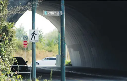  ?? GERRY KAHRMANN/PNG ?? Police received a call in the early hours of Friday morning reporting that a man had been shot near the tunnel on Bridgeway Street. A short time later police found the victim, who died from his injuries.