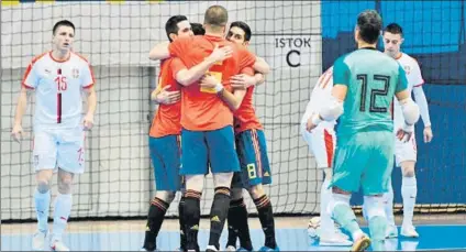  ?? FOTO: SEFUTBOL ?? Los jugadores de la selección española celebran uno de los tantos a Serbia en la segunda parte
