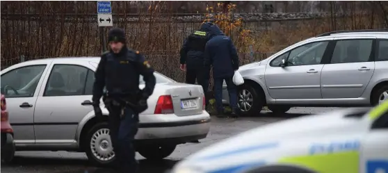  ?? Bild: FREDRIK SANDBERG/TT ?? UTREDNING. Polisen söker igenom parkerings­platsen nära polishuset i Uppsala. En person är anhållen efter att en handgranat exploderat.