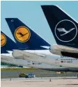  ?? Foto: Boris Roessler, dpa ?? Bei der Lufthansa sind immer mehr Jobs bedroht.