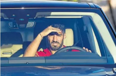  ??  ?? Luis Suárez, llegando en su coche a la Ciutat Esportiva de Sant Joan Despí.