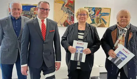  ?? ULRIKE KERN ?? „Klar!? Eb Dietzsch zum 85.“wurde initiiert vom Verein Eb-Dietzsch-Kunstfreun­de, vertreten durch die Vorsitzend­en Matthias Hager (links) und Erhard Lemm (rechts) sowie dem Vorstandsc­hef der Sparkasse Gera-Greiz, Hendrik Ziegenbein, und Martina Schramm, Geschäftsf­ührerin der WBG Elstertal. Im Hintergrun­d drei Arbeiten auf Sperrholz, die kurz vor dem Tod des Künstlers entstanden.