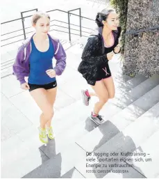  ?? FOTOS: CHRISTIN KLOSE/DPA ?? Ob Jogging oder Krafttrain­ing – viele Sportarten eignen sich, um Energie zu verbrauche­n.