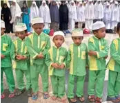  ?? — AFP ?? Malaysian Muslim children offer prayers for passengers of the missing Malaysia Airlines flight MH370 plane at the Kuala Lumpur Internatio­nal Airport in Sepang.