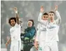  ??  ?? Marcelo, izquierda, Casemiro, detrás, y Ronaldo celebran el triunfo del Madrid.