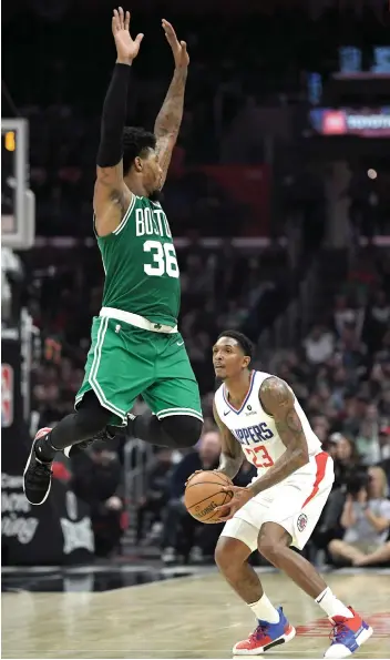  ?? AP FOTO ?? HOW’S THE VIEW?
Los Angeles Clippers guard Lou Williams gets Marcus Smart Jumping with his fake.