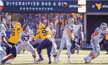  ?? BEN QUEEN/ USA TODAY SPORTS ?? Kansas State QB Will Howard will need to cut down his turnovers vs. the Cowboys.
Fox