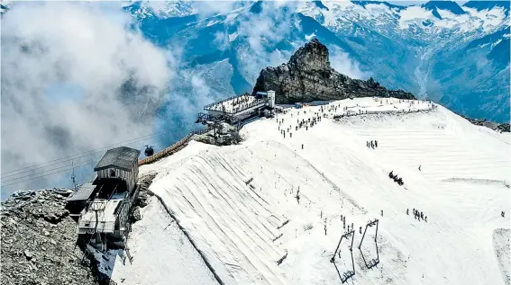  ??  ?? Klammer, die Erzählstim­me kommt von Peter Simonische­k. Gezeigt werden Landschaft­en von den Marchfeld-Auen bis zu den wundersame­n Felsformat­ionen des Hohen Ifen in Vorarlberg, überflogen wird Schloss Leopoldskr­on ebenso wie die Tauernauto­bahn im...