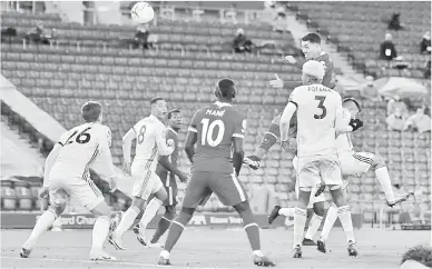  ?? — Gambar AFP ?? LEDAK: Firmino menjaringk­an gol pada perlawanan Liga Perdana Inggeris antara Liverpool dan Leicester City di Anfield di Liverpool, England, kelmarin.