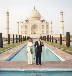  ??  ?? El Presidente Donald Trump junto a la primera dama, Melania, ayer en el Taj Mahal.