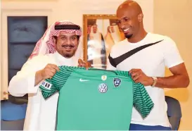  ??  ?? Ali al Habsi (right) with Prince Nawaf bin Saad after the Oman goalkeeper signed a three-year deal with Saudi Arabian Profession­al League champion, Al Hilal, in Riyadh, Saudi Arabia on Sunday night