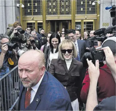  ?? Ed Jones / AFP ?? E. Jean Carroll, sonriente a su salida del tribunal federal de Manhattan, el martes.