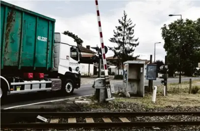  ??  ?? La gare SNCF de Rion, dans laquelle Maïté a travaillé vingt ans, est aujourd’hui fermée.