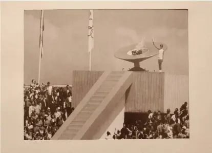  ??  ?? Fotografía del encendido de la llama olímpica en México, en la exposición “1968, A través de la memoria”.