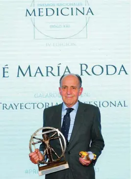  ??  ?? El premio más importante se hizo esperar hasta el último lugar, cuando se reconoció la amplia trayectori­a de José María Roda