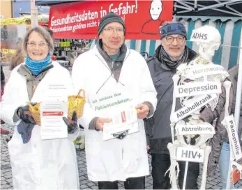  ?? FOTO: OH ?? Roland Raible (2. von links) und seine Mitstreite­r informiere­n die Wangener über die Gefahren der elektronis­chen Patientena­kte.