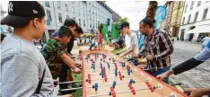  ?? Foto: Klaus Rainer Krieger ?? Entspannen und Kicker spielen: Der AZ Strand am Herkulesbr­unnen war wieder ein Anziehungs­punkt.