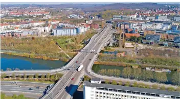  ?? FOTO: BECKERBRED­EL ?? Die Saarbrücke­r Westspange, hier ein Foto aus dem Frühjahr, ist wieder frei befahrbar. Die monatelang­e Baustelle, die auf der rechten Seite der Brücke war, ist abgebaut.