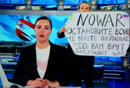  ?? ?? Marina Ovsyanniko­va, an editor at Channel One television, barged onto the set of its flagship Vremya evening news
