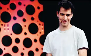  ?? ?? Διευθύνων σύμβουλος και συνιδρυτής της Mistral AI είναι ο 31χρονος Αρθουρ Μενς, ο οποίος μόλις πριν από 18 μήνες εργαζόταν ως μηχανικός στο εργαστήριο Deep Mind της Google στο Παρίσι, κατασκευάζ­οντας μοντέλα AI.