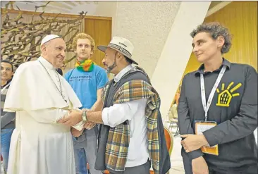  ?? AFP ?? INFORME. Le entregaron al Papa un alarmante estudio sobre la situación nutriciona­l en Bs.As.