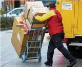  ??  ?? Schwerstar­beit: ein Paketbote der Post ist hier im Einsatz. Foto: Malte Christians