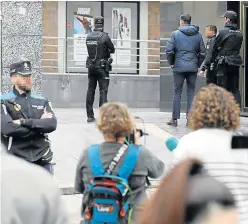  ?? ?? Agentes de la Policía Nacional y periodista­s ayer frente al edificio en el que se produjo la tragedia.