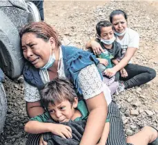  ?? /EFE ?? Grupo de migrantes llora luego que la Policía disolviera la caravana que bloqueba la carretera de Vado Hondo.