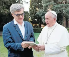  ?? FOCUS FEATURES VIA THE ASSOCIATED PRESS ?? Director Wim Wenders, left, and Pope Francis during the filming of Pope Francis: A Man Of His Word.