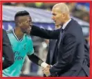  ??  ?? Zidane felicita a Vinicius.