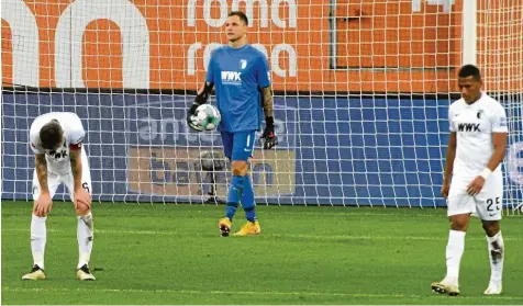  ?? Foto: Ulrich Wagner ?? Geschlagen­es FCA‰Trio: Jeffrey Gouweleeuw, Rafal Gikiewicz und Carlos Gruezo (von links) nach dem 0:2.