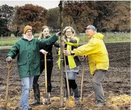  ?? BILD: HILDBURG LOHMÜLLER ?? Viel Spaß hatten die Helfer beim Pflanzen: Christa Arens, Geske, Hilke Hinrichs und Karl Weber.