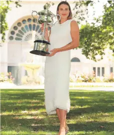  ?? ?? Aryna Sabalenka es vestuario exhibe su copa que conquistó en el tenis femenino.