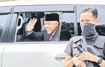  ?? — Bernama photo ?? Ahmad Zahid waves to the press as he leaves Istana Negara a er an audience with the Yang di-Pertuan Agong yesterday morning.