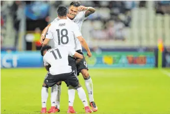  ?? FOTO: DPA ?? Nein, auch wenn es so aussieht, Serge Gnabry (Nr.11), Nadiem Amiri (18) und Davie Selke ahmen hier nicht die Bremer Stadtmusik­anten nach. Doch die U-21-Spieler singen gerne.