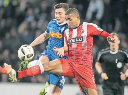  ?? FOTO: DPA ?? Kevin Akpoguma (rechts) im Zweikampf mit dem Bochumer Nils Quaschner beim 2:1-Sieg Fortunas vor knapp drei Wochen.