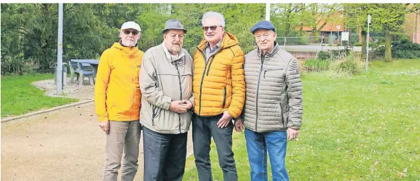  ?? FOTO: RENATE RESCH ?? Wolfgang Stieger, Gründungsm­itglied Reiner Bieker, Heinz Nix und Gründungsm­itglied Herbert Fervers (v. l.).