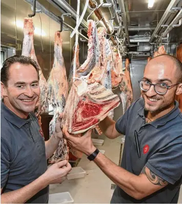  ?? Foto: Ulrich Wagner ?? Die beiden Metzgermei­ster Peter (links) und Benjamin Happacher haben sich auf sogenannte­s „Dry Aged“Fleisch spezialisi­ert. Trocken gelagerte Steaks sind ein großer Trend unter Fleischken­nern.