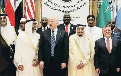  ?? JONATHAN ERNST / REUTERS ?? Trump, entre els emirs de Qatar i la UEA, i els reis de l’Aràbia Saudita i Jordània el 21 de maig