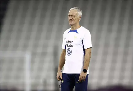  ?? STEPHANE MAHE / PANORAMIC ?? Didier Deschamps lors de l'entraineme­nt des Bleus vendredi à Doha.