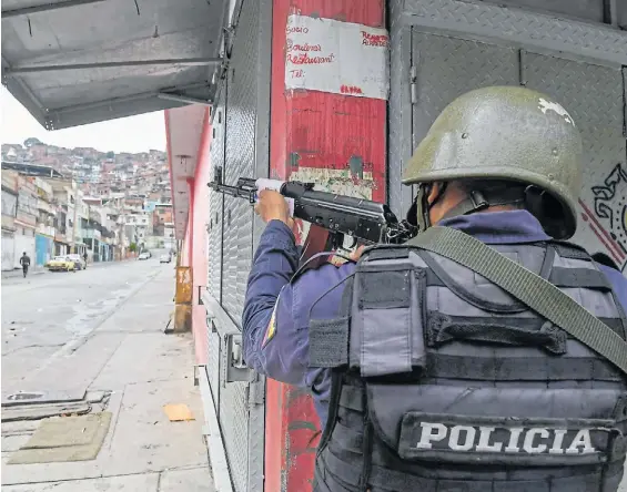  ?? AFP ?? Insegurida­d. Un agente de la policía nacional venezolana, en un operativo contra bandas criminales armadas en Caracas, días atrás.