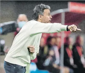  ?? FOTO: EFE ?? Luis Enrique Martínez, dando indicacion­es a los suyos durante el partido de anoche