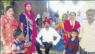  ?? HT PHOTO ?? The groom with his relatives after the girl refused to marry him on health grounds.