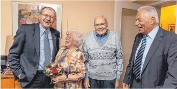  ?? FOTO: CHRISTIAN FLEMMING ?? Lieselotte Jung scherzt mit Oberbürger­meister Gerdard Ecker, ihr Mann Heinz Jung und der stellvertr­etende Landrat Johann Zeh freuen sich mit ihnen.