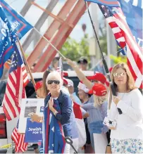  ?? BETH BENNETT/SOUTH FLORIDA SUN SENTINEL AMY ?? Supporters try to catch a glimpse of Trump’s motorcade as it makes its way down Southern Boulevard in West Palm Beach on Wednesday.