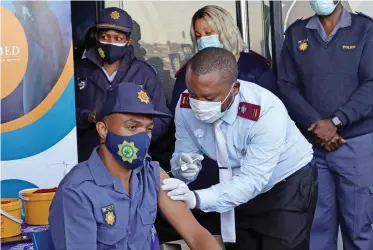  ?? BERNARD African News Agency (ANA) TIMOTHY ?? HUNDREDS of SAPS offices descend on Orlando stadium in Soweto to get the Covid -19 vaccinatio­n. The Johnson & Johnson jab was administer­ed to police minister Becky Cele and police commission­er Khehla Sitole as the first active members of police. |