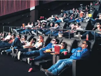  ??  ?? ABARROTADO. Cinemark estuvo a reventar en los primeros días de la película.