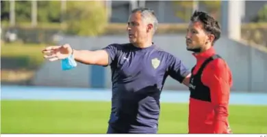  ?? D. S. ?? El portugués José Gomes instruye a uno de sus jugadores en un entrenamie­nto del Almería.