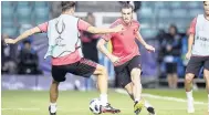  ?? AP ?? Real Madrid’s Gareth Bale (centre) preparing for today’s UEFA Super Cup final against Atlético Madrid in Tallinn, Estonia.