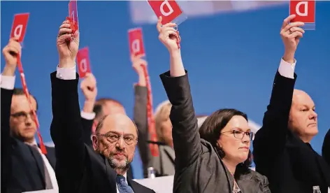  ?? FOTO: DPA ?? Abgestimmt – der SPD-Vorstand (v.l.) um Heiko Maas, Martin Schulz, Andrea Nahles und Olaf Scholz bei dem Parteitag gestern in Berlin.